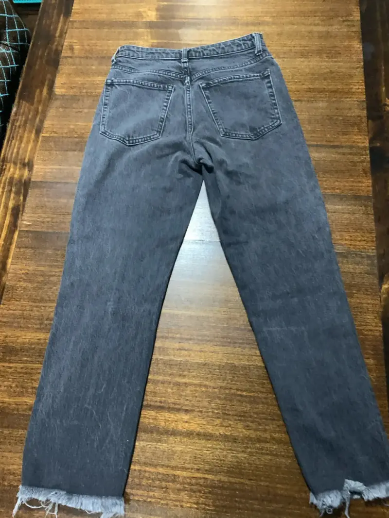 Jeans gris oscuro con dobladillo deshilachado - 3
