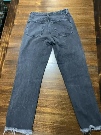 Jeans gris oscuro con dobladillo deshilachado - miniatura 3