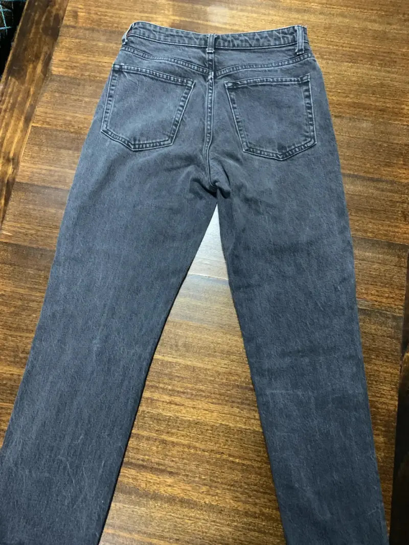 Jeans gris oscuro con dobladillo deshilachado - 4
