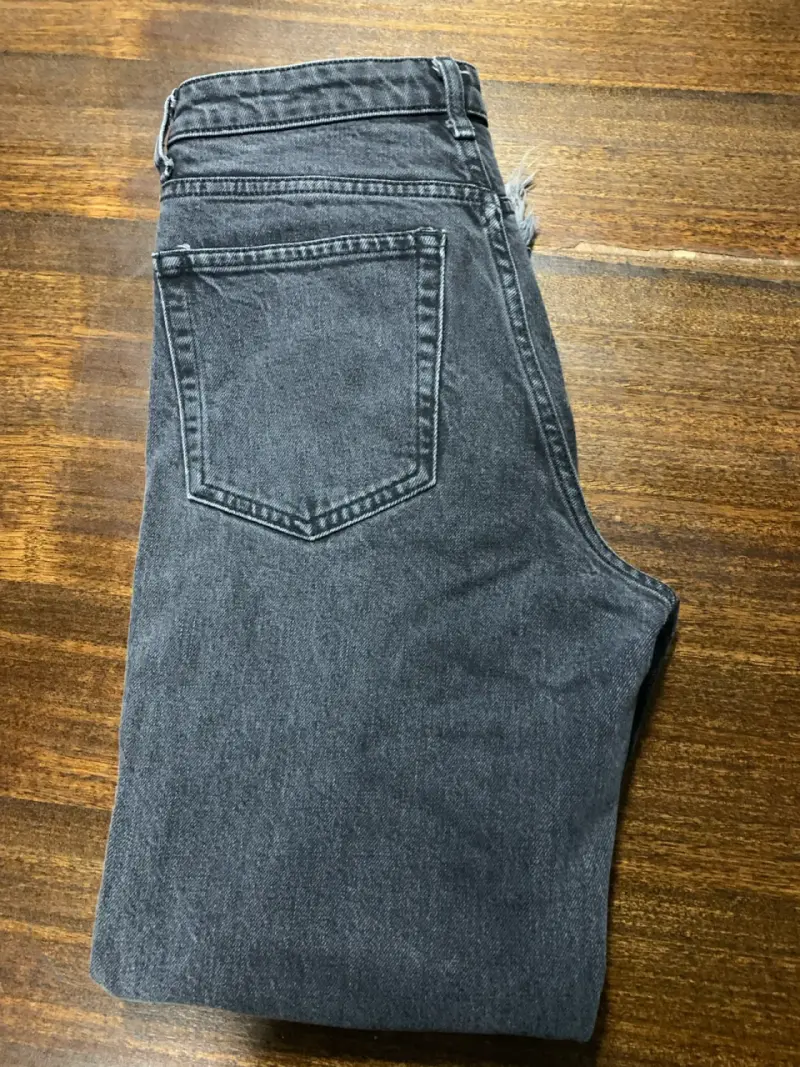 Jeans gris oscuro con dobladillo deshilachado - 5