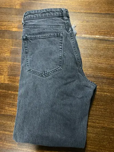 Jeans gris oscuro con dobladillo deshilachado - miniatura 5