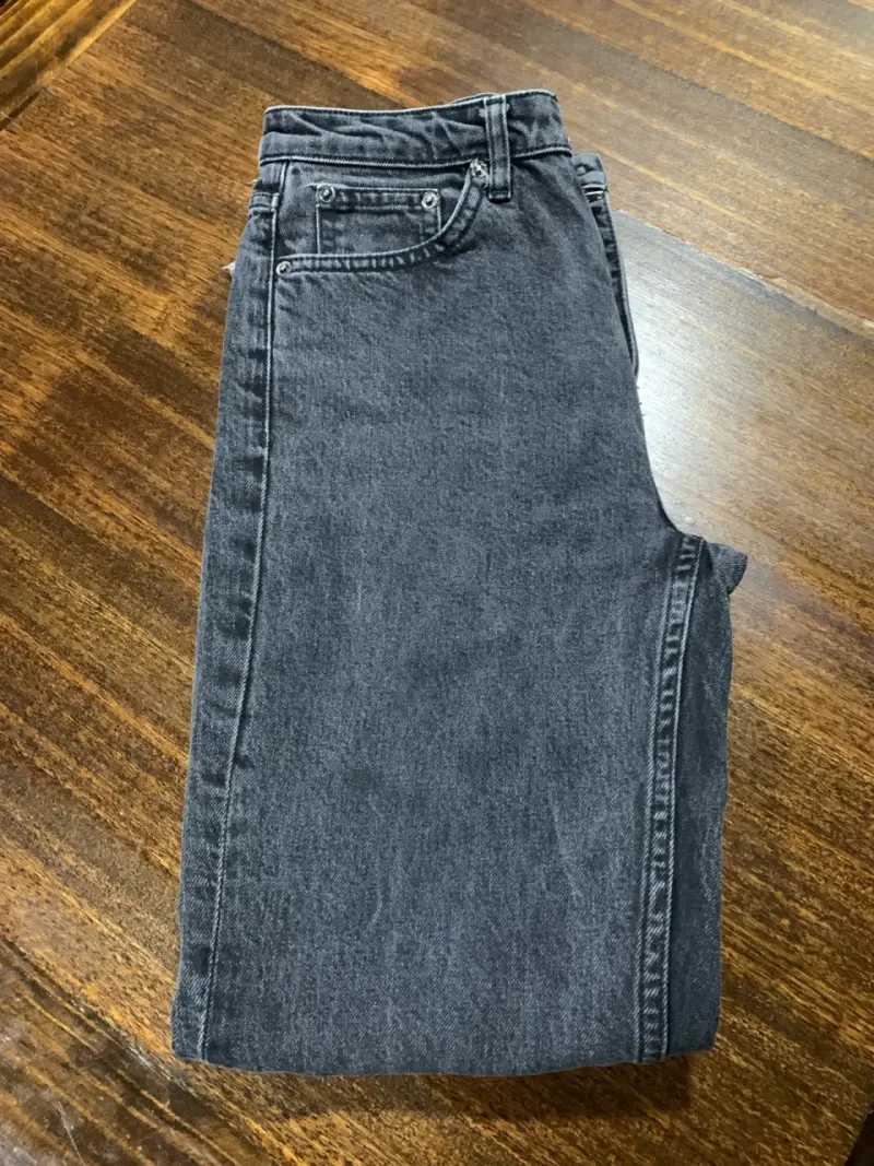 Jeans gris oscuro con dobladillo deshilachado - 6