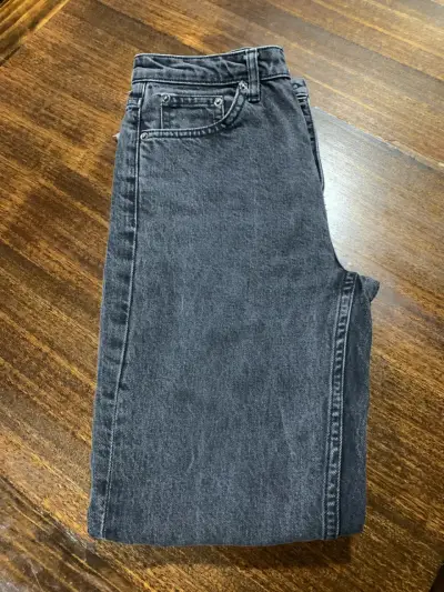 Jeans gris oscuro con dobladillo deshilachado - miniatura 6