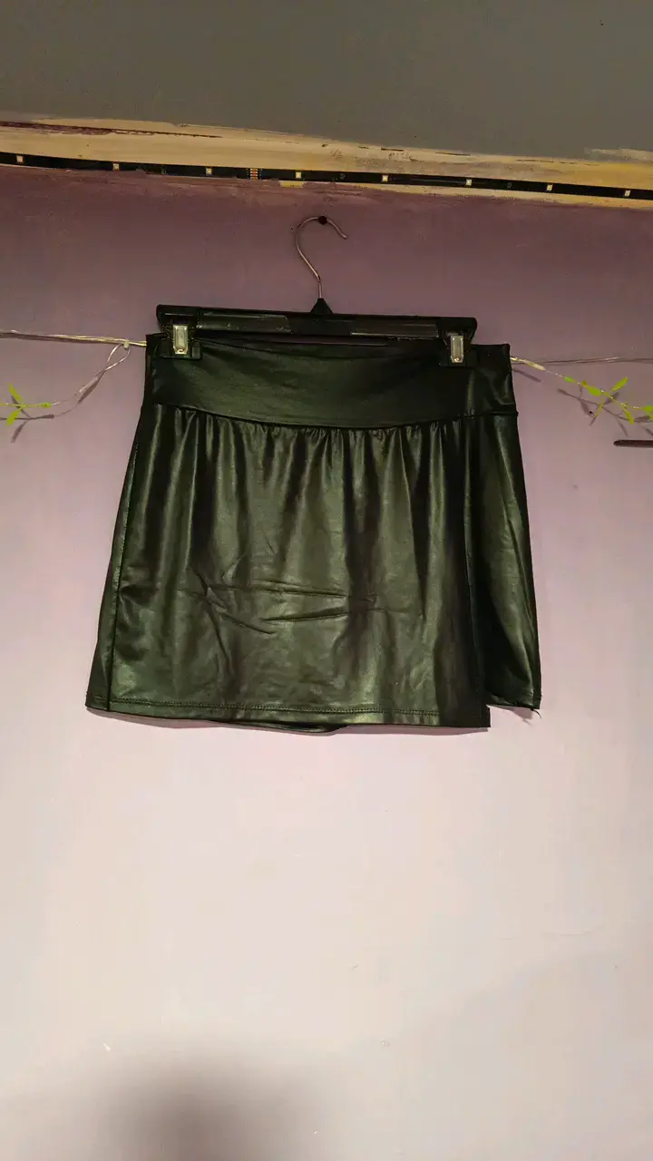 Falda-short corta de cuero sintético negra - 1