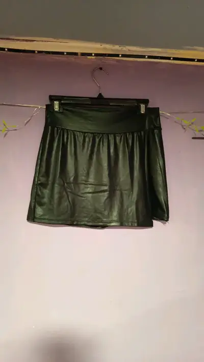 Falda-short corta de cuero sintético negra - miniatura 1