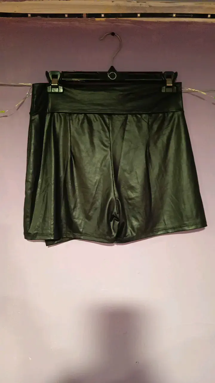 Falda-short corta de cuero sintético negra - 2