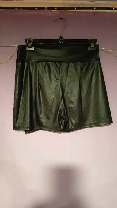 Falda-short corta de cuero sintético negra - miniatura 2