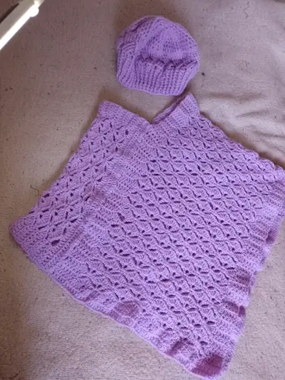 Juego de poncho y boina tejido a crochet - miniatura 1