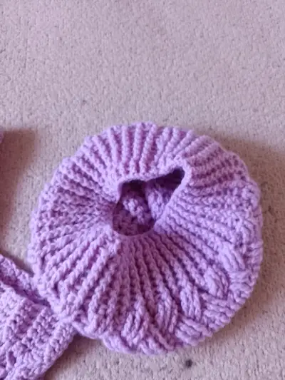 Juego de poncho y boina tejido a crochet - miniatura 4