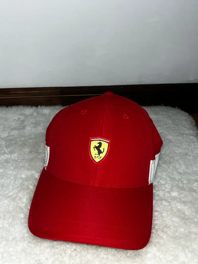 Gorra roja Ferrari con logo bordado - 1