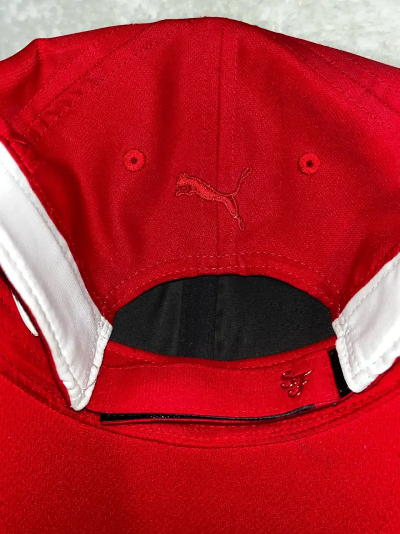 Gorra roja Ferrari con logo bordado - 2