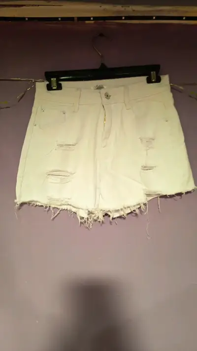 Shorts de mezclilla desgastados blancos - miniatura 1
