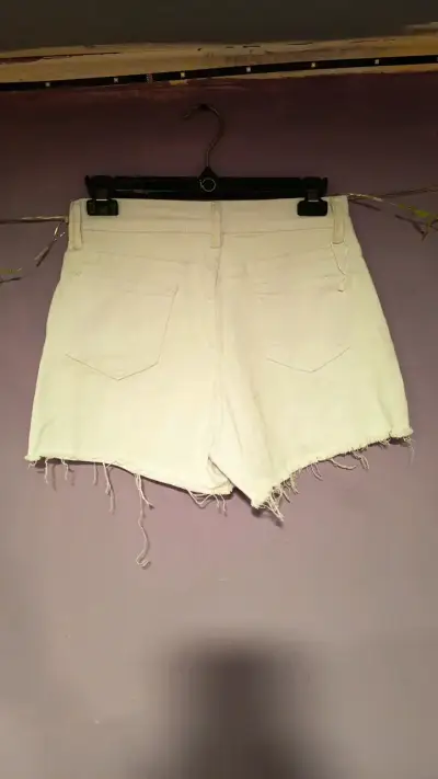 Shorts de mezclilla desgastados blancos - miniatura 2