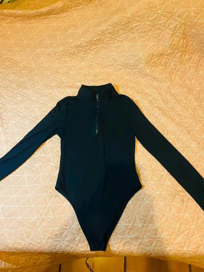 Body negro de manga larga con cierre