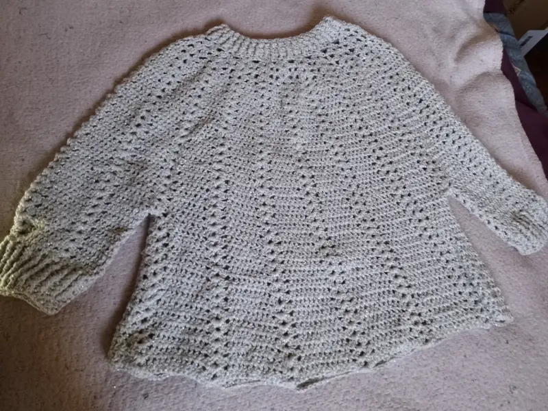 Suéter tejido a crochet beige con brillo - 2