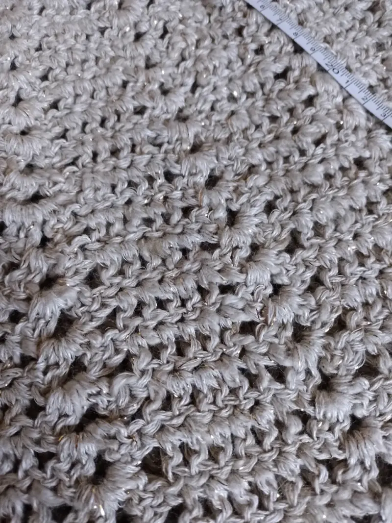 Suéter tejido a crochet beige con brillo - 4