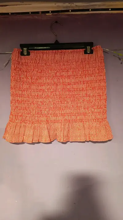 Falda corta a cuadros rojos con volantes - miniatura 1