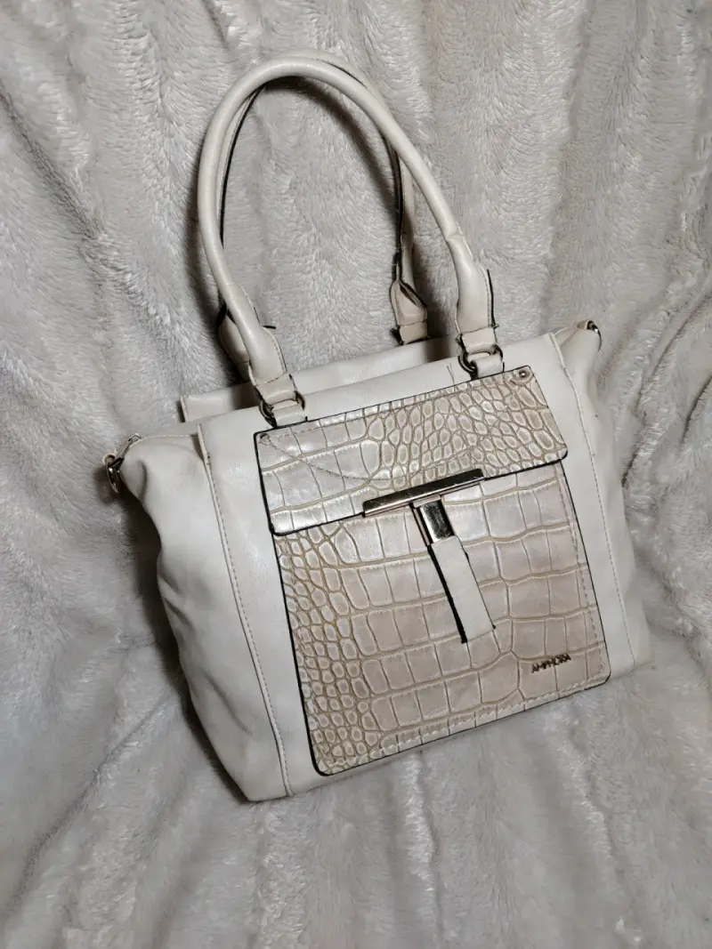 Bolso de mano blanco con textura de cocodrilo - 1