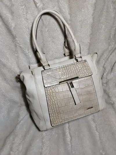 Bolso de mano blanco con textura de cocodrilo - miniatura 1