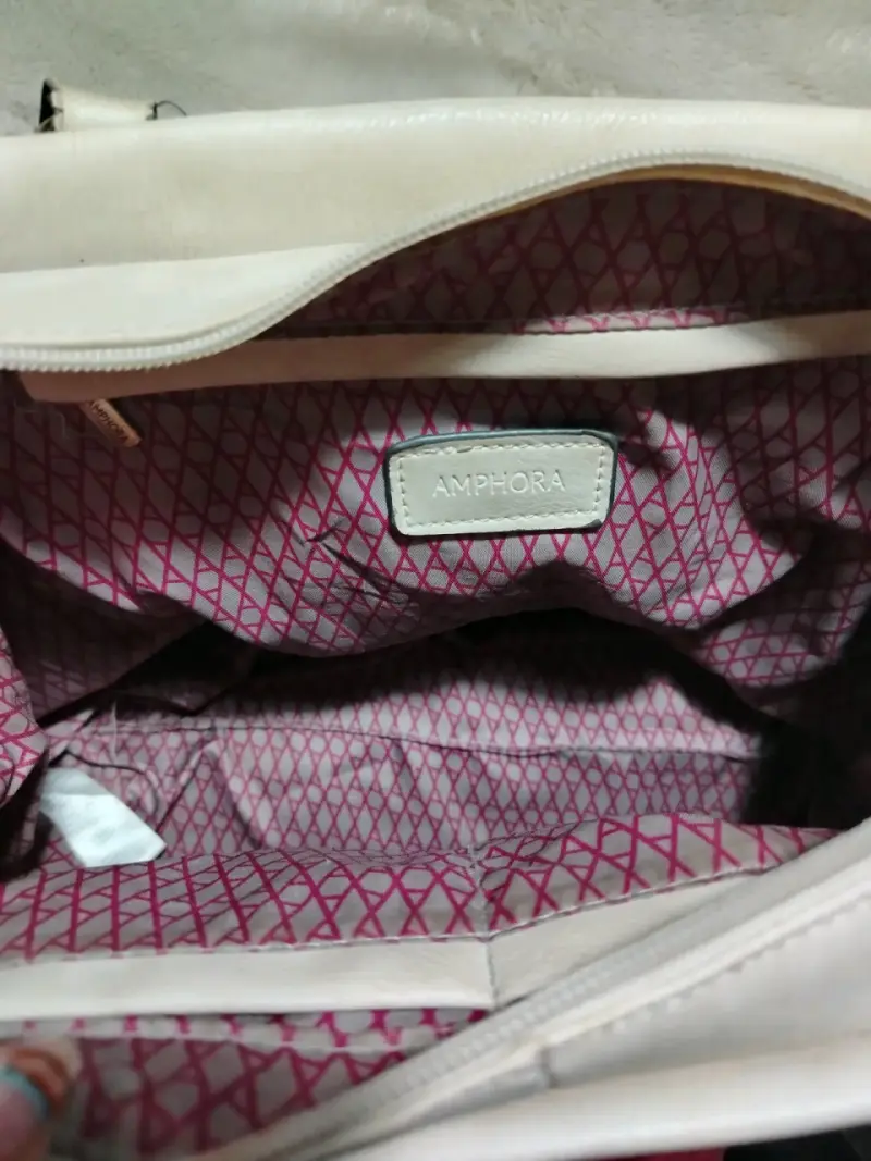Bolso de mano blanco con textura de cocodrilo - 3