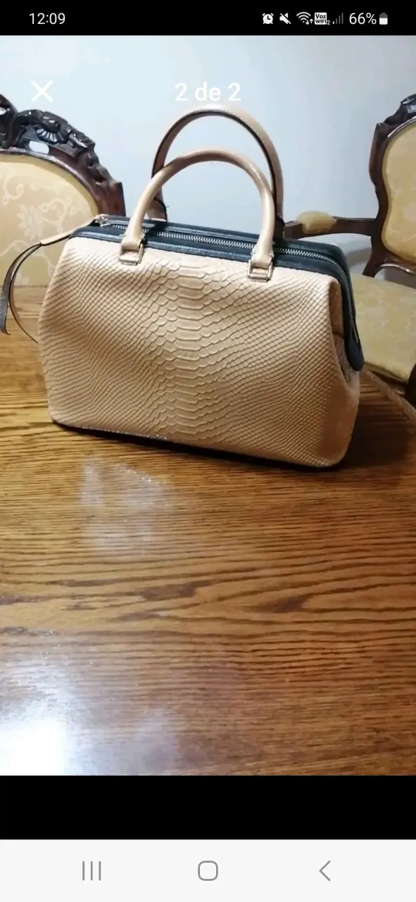 Bolso de mano beige con textura elegante