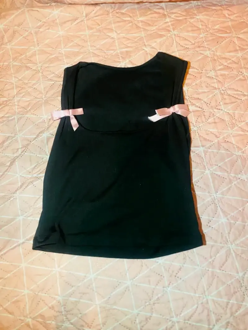 Blusa negra con lazos rosados