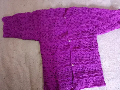 Chaleco tejido a crochet morado - miniatura 1