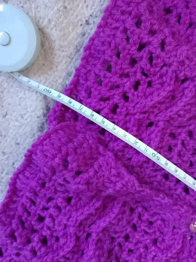 Chaleco tejido a crochet morado - miniatura 3
