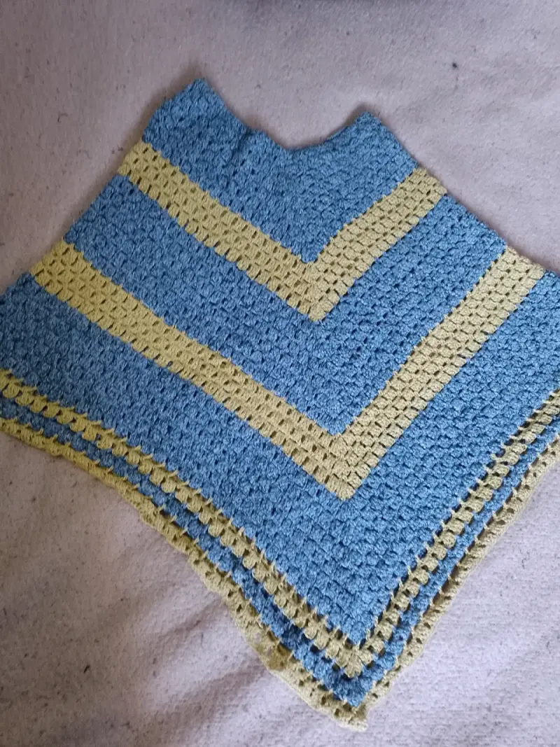 Poncho tejido a crochet azul y amarillo - 1