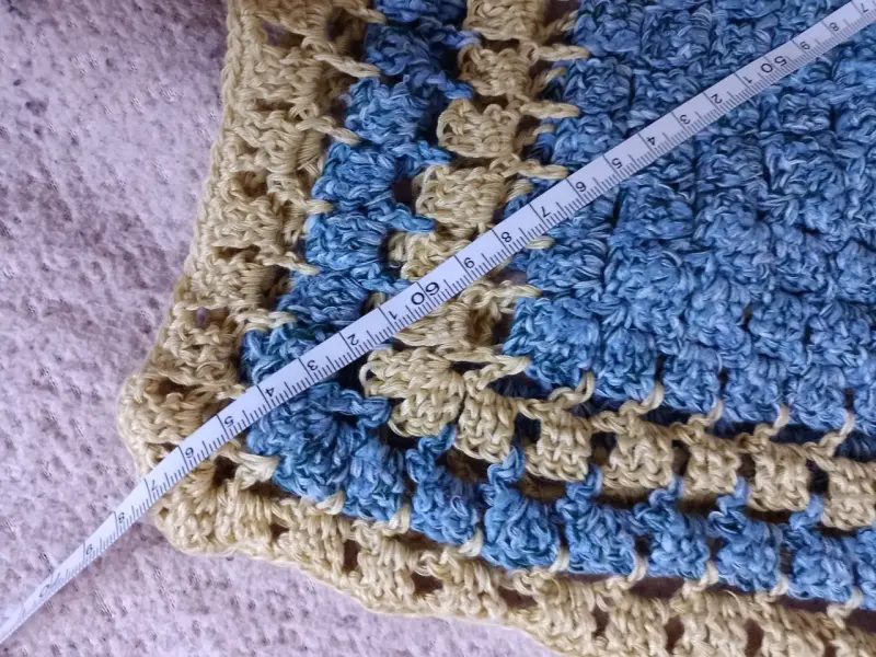 Poncho tejido a crochet azul y amarillo - 2