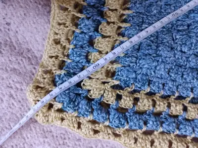 Poncho tejido a crochet azul y amarillo - miniatura 2