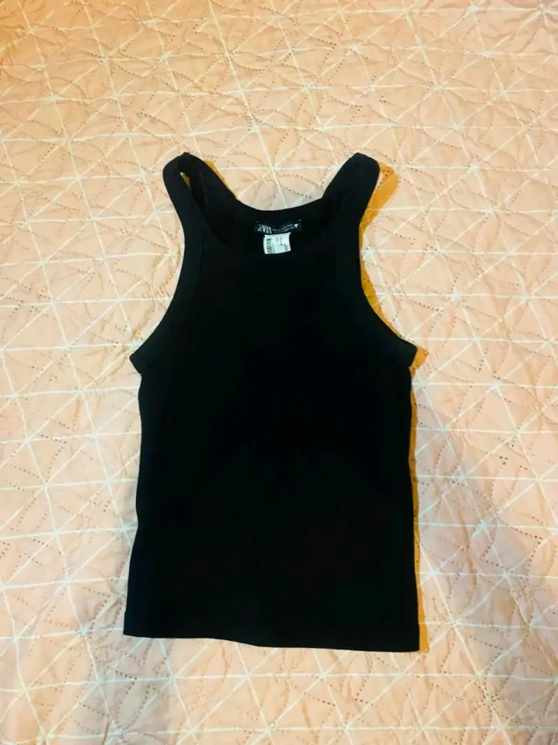 Polera sin mangas negra Zara