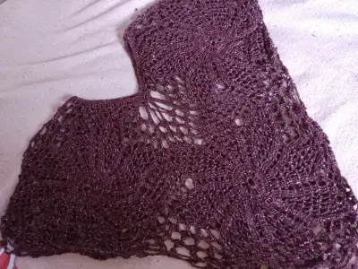 Poncho tejido a crochet color burdeos - miniatura 1