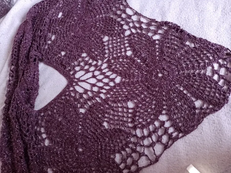 Poncho tejido a crochet color burdeos - 2