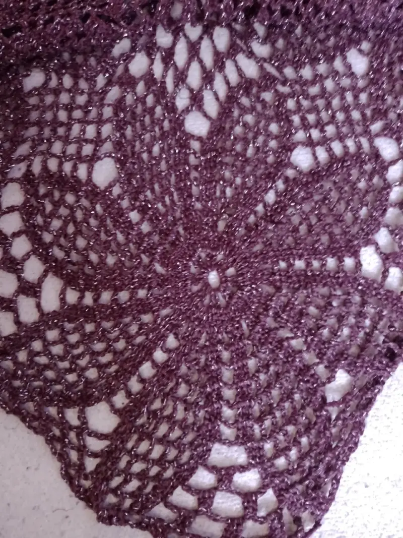Poncho tejido a crochet color burdeos - 3