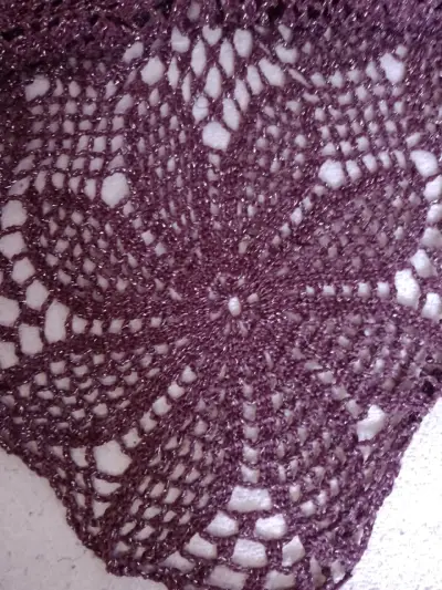 Poncho tejido a crochet color burdeos - miniatura 3