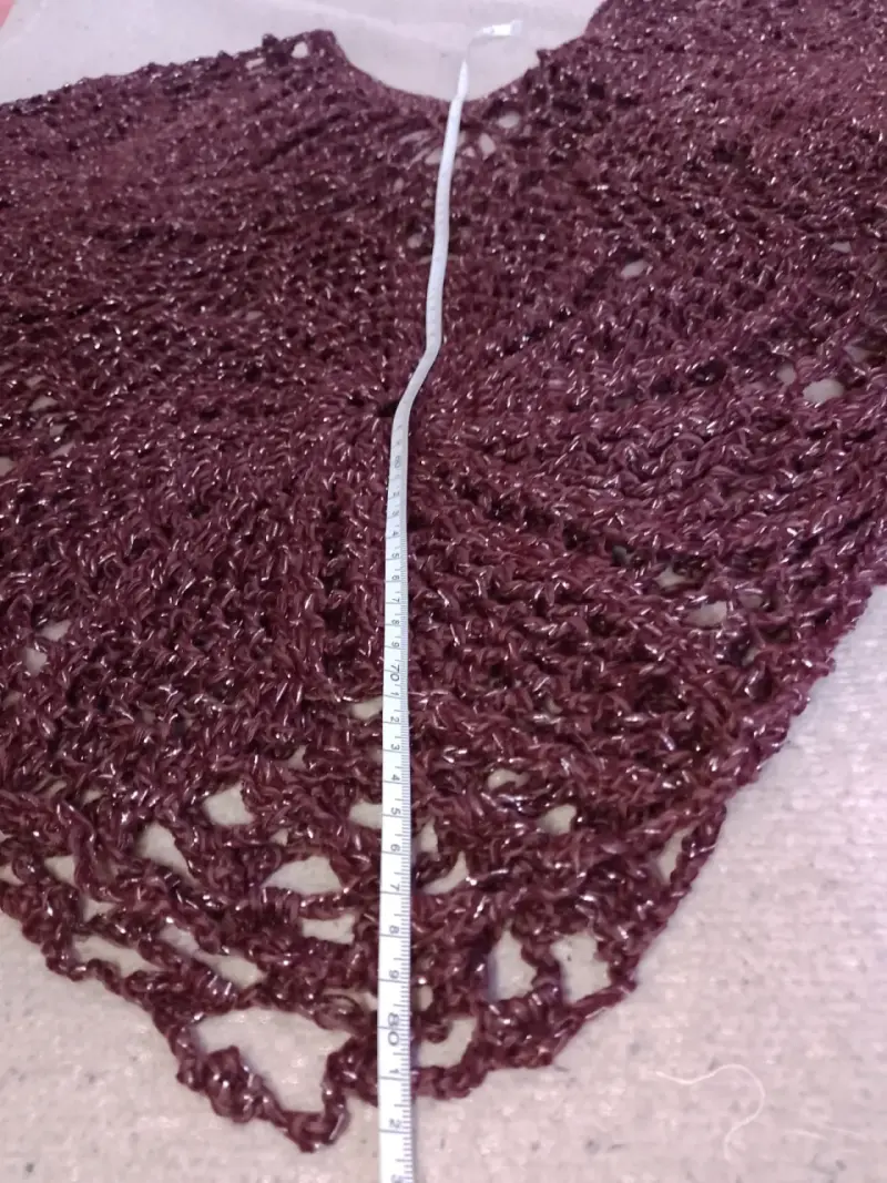 Poncho tejido a crochet color burdeos - 4
