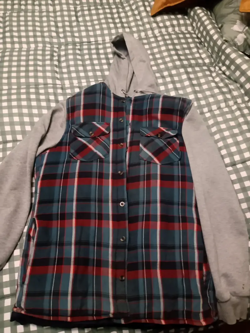 Chaqueta con capucha estilo leñador$15.000