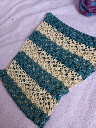 Tapado asimétrico tejida a crochet verde y amarill - miniatura 1