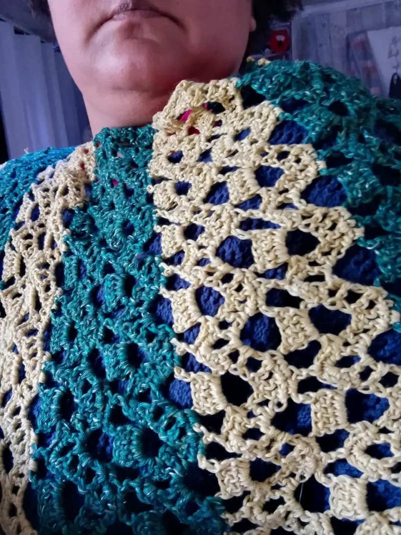 Tapado asimétrico tejida a crochet verde y amarill - 2