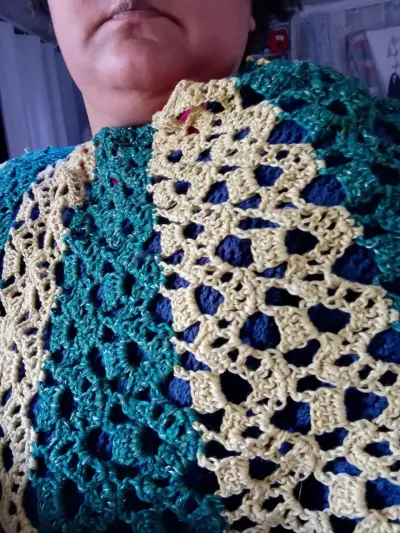 Tapado asimétrico tejida a crochet verde y amarill - miniatura 2