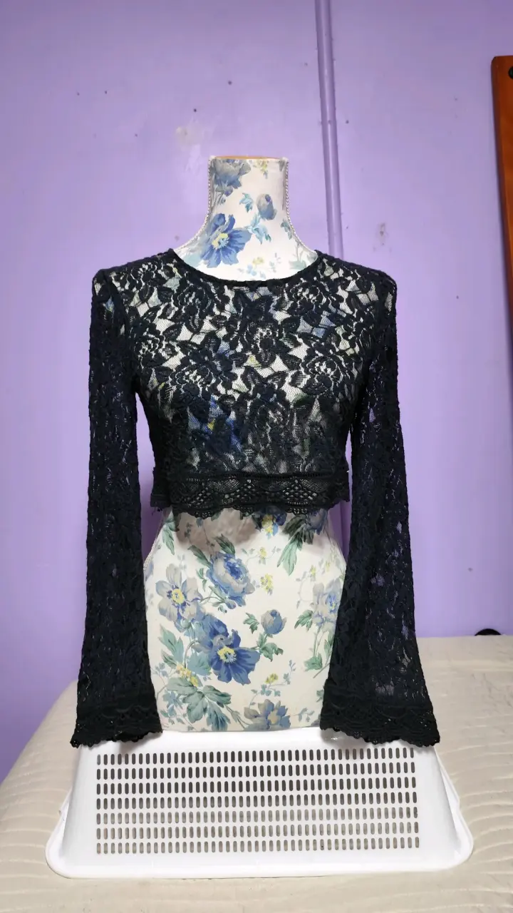 Top de encaje negro manga larga