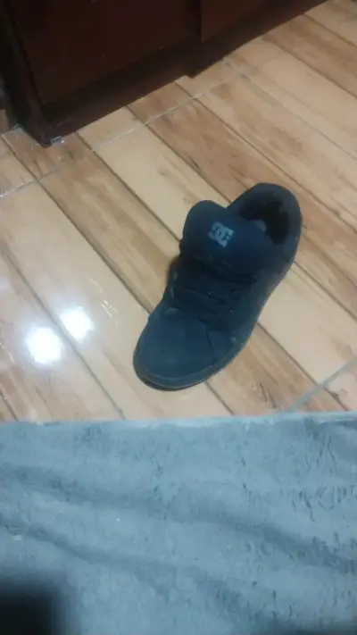 Zapatilla deportiva DC negra usada - miniatura 1