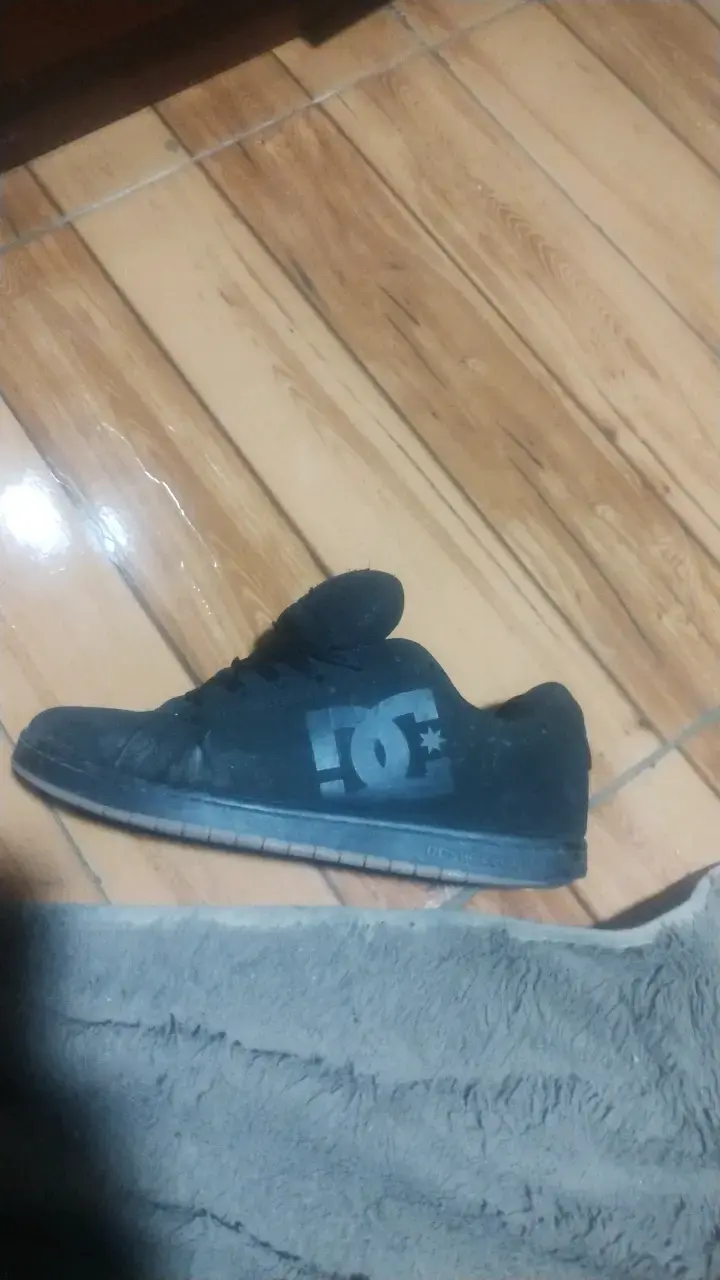 Zapatilla deportiva DC negra usada - 2