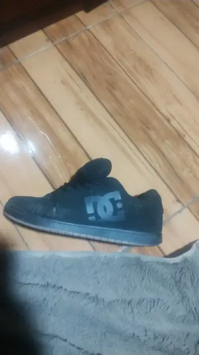 Zapatilla deportiva DC negra usada - miniatura 2