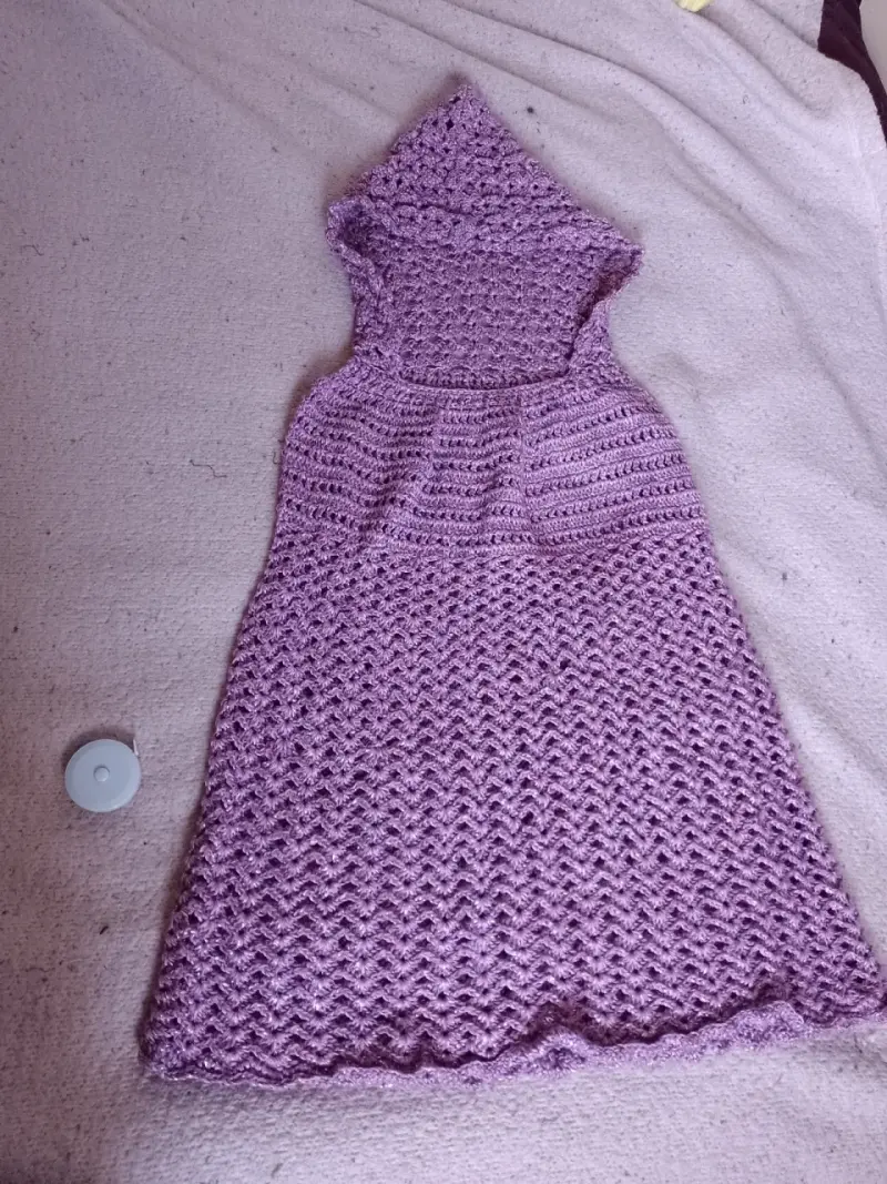 Poncho tejido a crochet rosado con capucha - 1