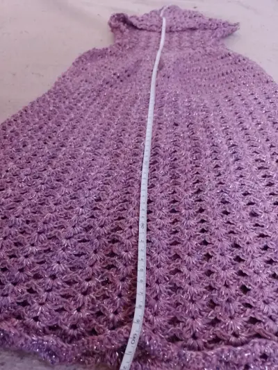 Poncho tejido a crochet rosado con capucha - miniatura 2
