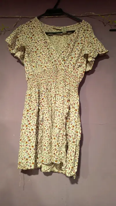 Vestido floral con mangas cortas - miniatura 1