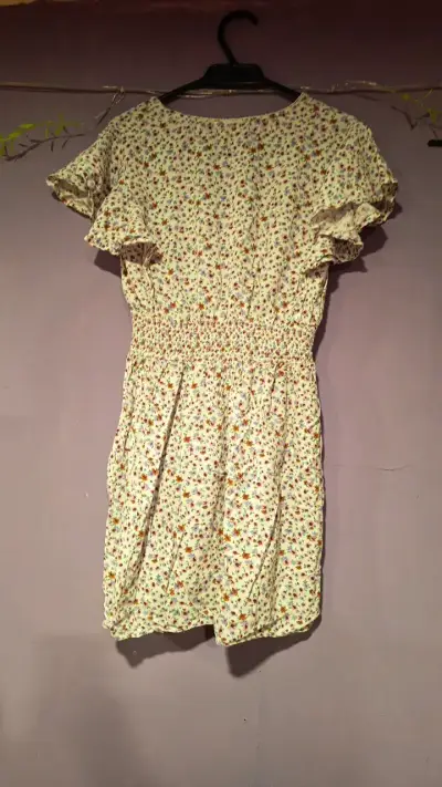 Vestido floral con mangas cortas - miniatura 2
