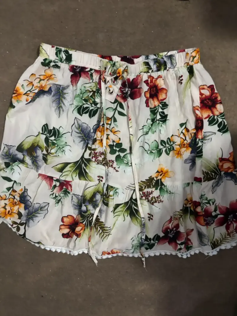 Falda corta floral con cordón ajustable - 1